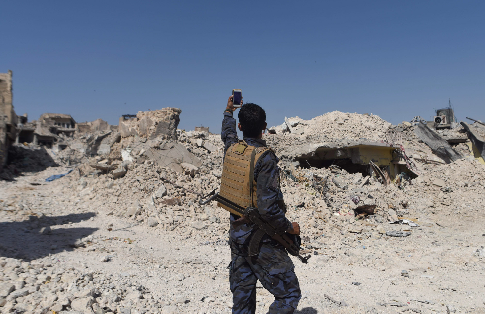 Mosul destruction soldier selfie
