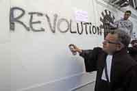 Tunisie - Un avocat fait un graffiti en support de la Révolution